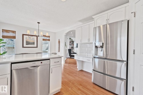 8 Oakridge Drive S, St. Albert, AB - Indoor Photo Showing Kitchen With Upgraded Kitchen