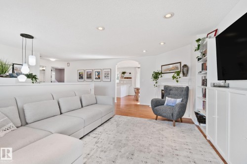 8 Oakridge Drive S, St. Albert, AB - Indoor Photo Showing Living Room