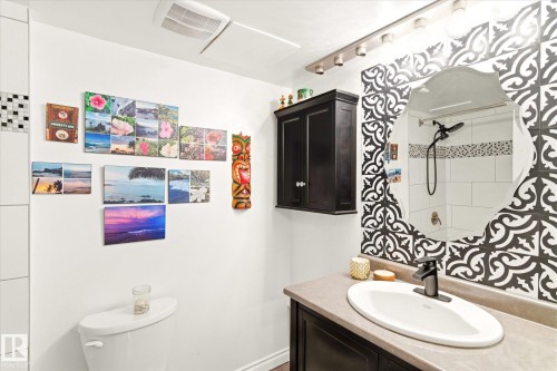 811 9918 101 Street, Edmonton, AB - Indoor Photo Showing Bathroom