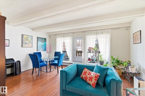 811 9918 101 Street, Edmonton, AB - Indoor Photo Showing Living Room