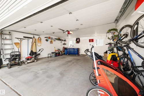 16460 15 Avenue, Edmonton, AB - Indoor Photo Showing Garage