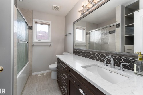 8407 160 Avenue, Edmonton, AB - Indoor Photo Showing Bathroom