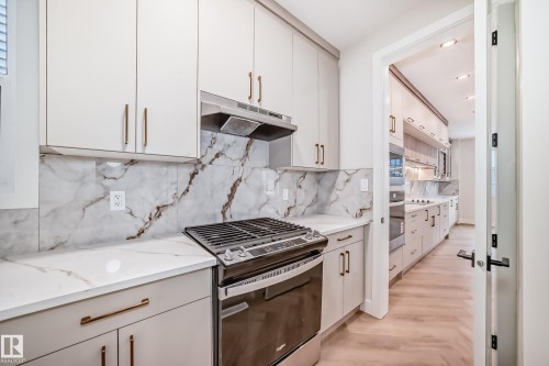 7023 Kiviaq Crescent, Edmonton, AB - Indoor Photo Showing Kitchen With Upgraded Kitchen