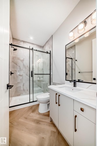 7023 Kiviaq Crescent, Edmonton, AB - Indoor Photo Showing Bathroom