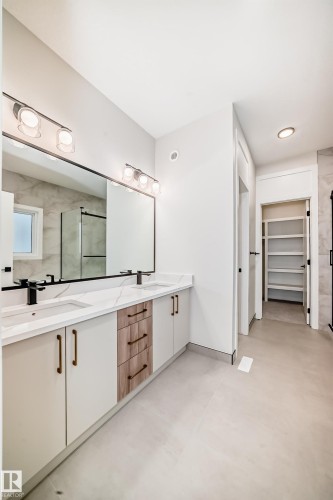 7023 Kiviaq Crescent, Edmonton, AB - Indoor Photo Showing Bathroom