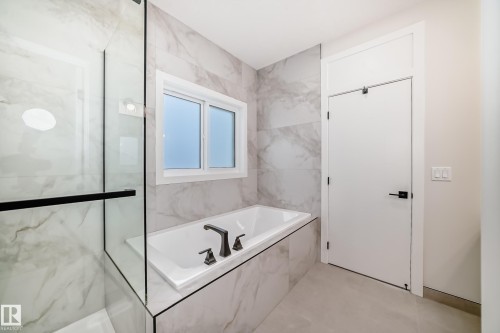 7023 Kiviaq Crescent, Edmonton, AB - Indoor Photo Showing Bathroom