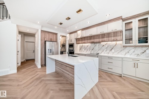 7023 Kiviaq Crescent, Edmonton, AB - Indoor Photo Showing Kitchen With Upgraded Kitchen