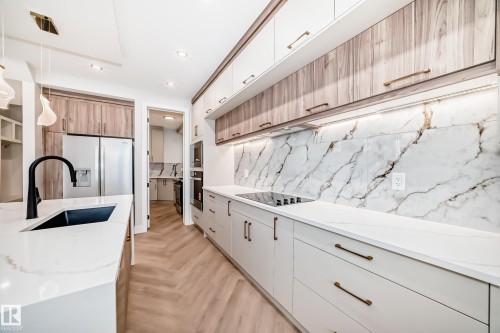 7023 Kiviaq Crescent, Edmonton, AB - Indoor Photo Showing Kitchen With Upgraded Kitchen