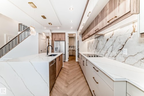 7023 Kiviaq Crescent, Edmonton, AB - Indoor Photo Showing Kitchen
