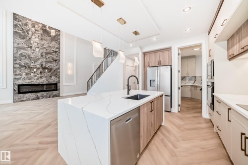 7023 Kiviaq Crescent, Edmonton, AB - Indoor Photo Showing Kitchen With Upgraded Kitchen
