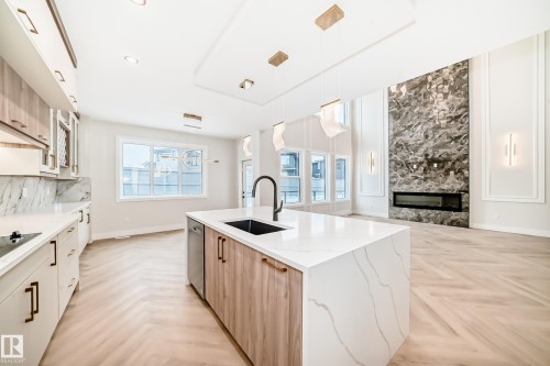 7023 Kiviaq Crescent, Edmonton, AB - Indoor Photo Showing Kitchen With Upgraded Kitchen