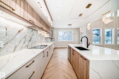 7023 Kiviaq Crescent, Edmonton, AB - Indoor Photo Showing Kitchen With Upgraded Kitchen