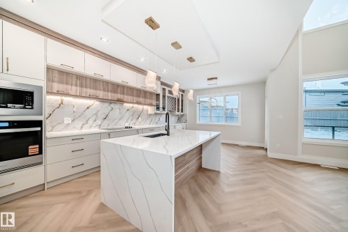 7023 Kiviaq Crescent, Edmonton, AB - Indoor Photo Showing Kitchen With Upgraded Kitchen