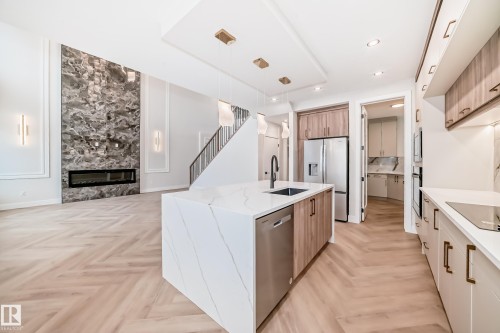 7023 Kiviaq Crescent, Edmonton, AB - Indoor Photo Showing Kitchen With Upgraded Kitchen
