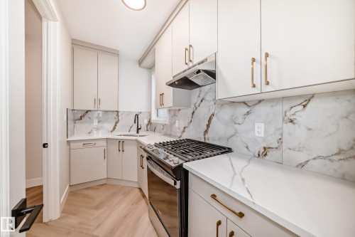 7023 Kiviaq Crescent, Edmonton, AB - Indoor Photo Showing Kitchen
