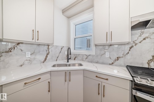 7023 Kiviaq Crescent, Edmonton, AB - Indoor Photo Showing Kitchen With Double Sink
