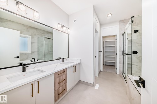 7023 Kiviaq Crescent, Edmonton, AB - Indoor Photo Showing Bathroom