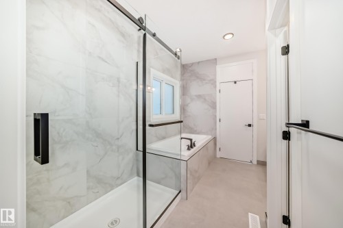 7023 Kiviaq Crescent, Edmonton, AB - Indoor Photo Showing Bathroom