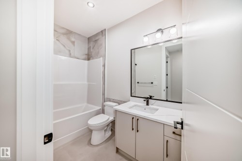 7023 Kiviaq Crescent, Edmonton, AB - Indoor Photo Showing Bathroom