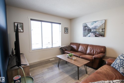 2509 14 Avenue, Edmonton, AB - Indoor Photo Showing Living Room
