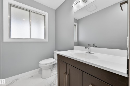 11016 171 Avenue, Edmonton, AB - Indoor Photo Showing Bathroom