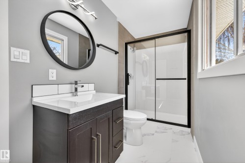 11016 171 Avenue, Edmonton, AB - Indoor Photo Showing Bathroom
