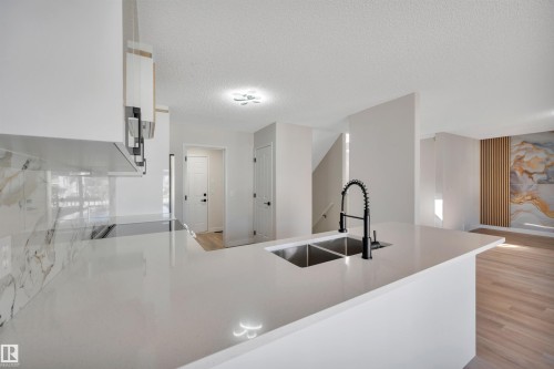 4124 37A Avenue, Edmonton, AB - Indoor