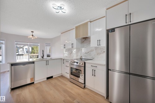 4124 37A Avenue, Edmonton, AB - Indoor Photo Showing Kitchen With Upgraded Kitchen