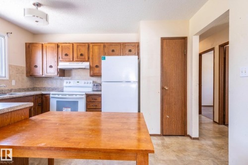 34 Abbey Crescent, St. Albert, AB - Indoor Photo Showing Kitchen With Double Sink