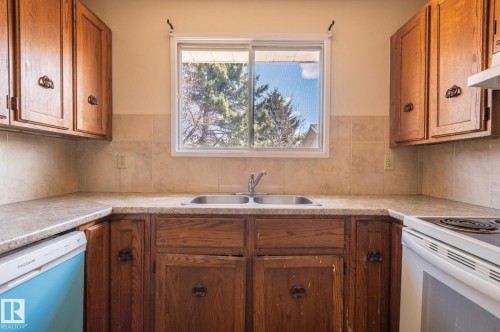 34 Abbey Crescent, St. Albert, AB - Indoor Photo Showing Kitchen With Double Sink
