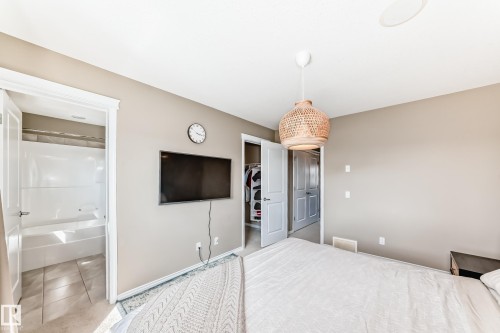 Neutral tone wall color with white trim - 5020 Orchards Gate, Edmonton, AB - Indoor Photo Showing Other Room
