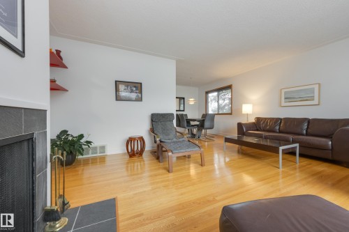 15702 89A Avenue, Edmonton, AB - Indoor Photo Showing Living Room