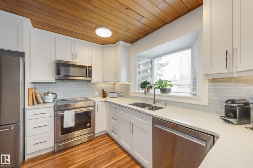 15702 89A Avenue, Edmonton, AB - Indoor Photo Showing Kitchen With Stainless Steel Kitchen With Double Sink With Upgraded Kitchen