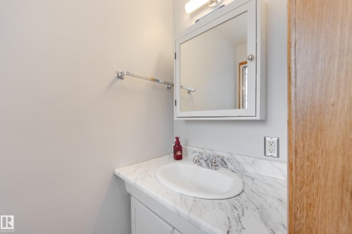 15702 89A Avenue, Edmonton, AB - Indoor Photo Showing Bathroom