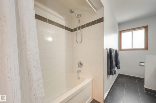 15702 89A Avenue, Edmonton, AB - Indoor Photo Showing Bathroom