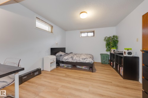 15702 89A Avenue, Edmonton, AB - Indoor Photo Showing Bedroom
