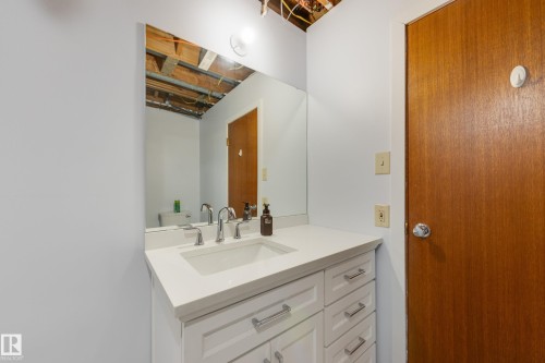 15702 89A Avenue, Edmonton, AB - Indoor Photo Showing Bathroom
