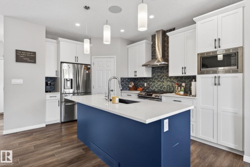 7515 Elmer Bend, Edmonton, AB - Indoor Photo Showing Kitchen With Upgraded Kitchen
