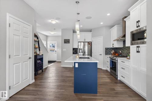 7515 Elmer Bend, Edmonton, AB - Indoor Photo Showing Kitchen With Upgraded Kitchen