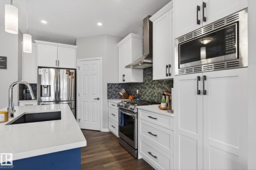 7515 Elmer Bend, Edmonton, AB - Indoor Photo Showing Kitchen With Upgraded Kitchen