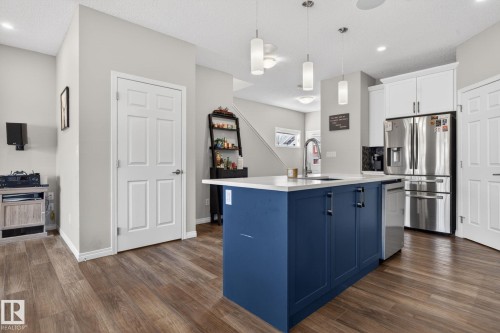 7515 Elmer Bend, Edmonton, AB - Indoor Photo Showing Kitchen With Upgraded Kitchen