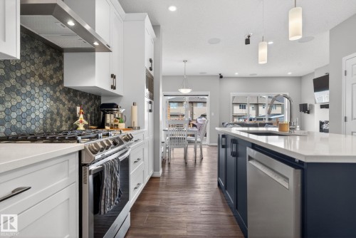 7515 Elmer Bend, Edmonton, AB - Indoor Photo Showing Kitchen With Upgraded Kitchen