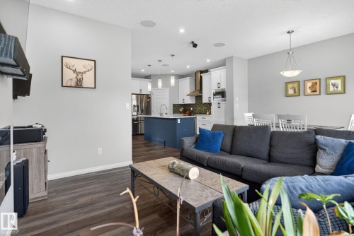 7515 Elmer Bend, Edmonton, AB - Indoor Photo Showing Living Room