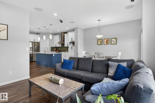 7515 Elmer Bend, Edmonton, AB - Indoor Photo Showing Living Room