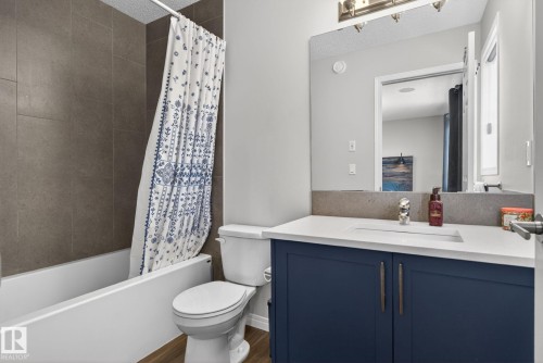 7515 Elmer Bend, Edmonton, AB - Indoor Photo Showing Bathroom