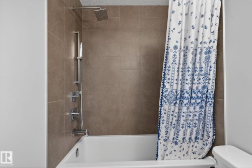 7515 Elmer Bend, Edmonton, AB - Indoor Photo Showing Bathroom