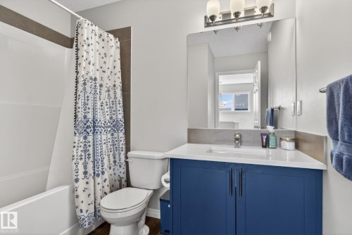 7515 Elmer Bend, Edmonton, AB - Indoor Photo Showing Bathroom