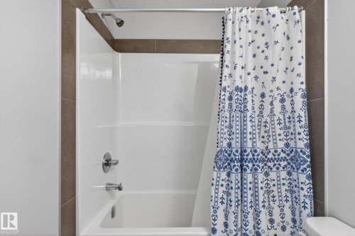 7515 Elmer Bend, Edmonton, AB - Indoor Photo Showing Bathroom