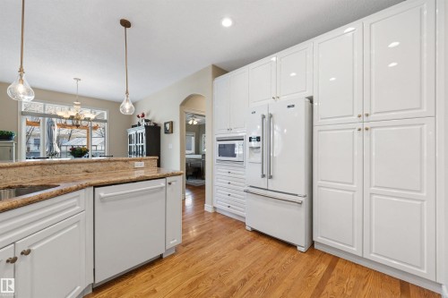 607 Dartmouth Point(E), Edmonton, AB - Indoor Photo Showing Kitchen