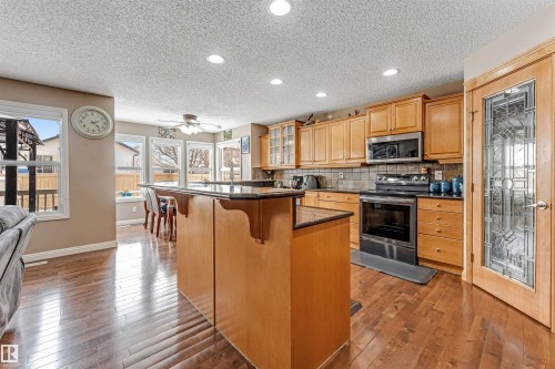 3236 26 Avenue, Edmonton, AB - Indoor Photo Showing Kitchen